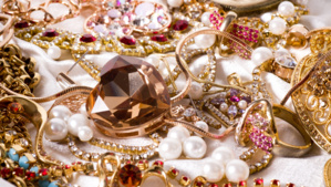 Professional thieves decamp jewelries worth 12.5 Million