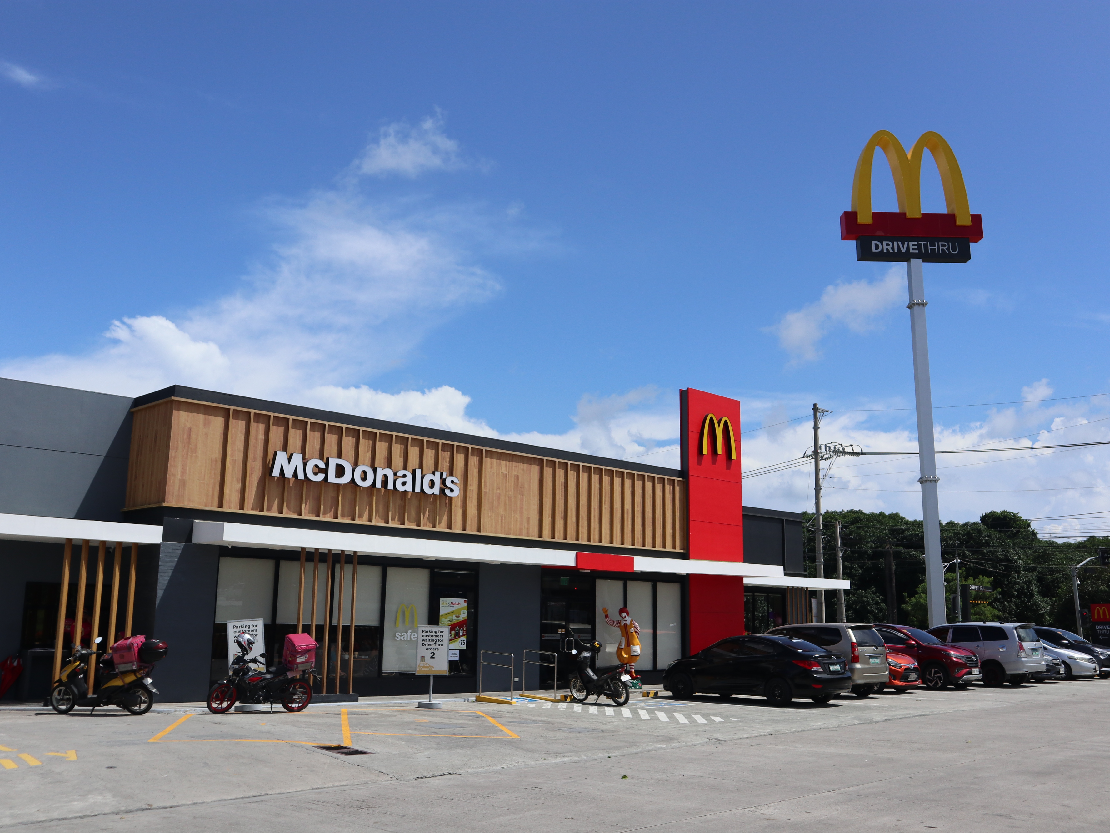 Empowering Chicago’s Youth: McDonald’s Community Impact Grants Program Empowering Chicago’s Youth: McDonald’s Community Impact Grants Program